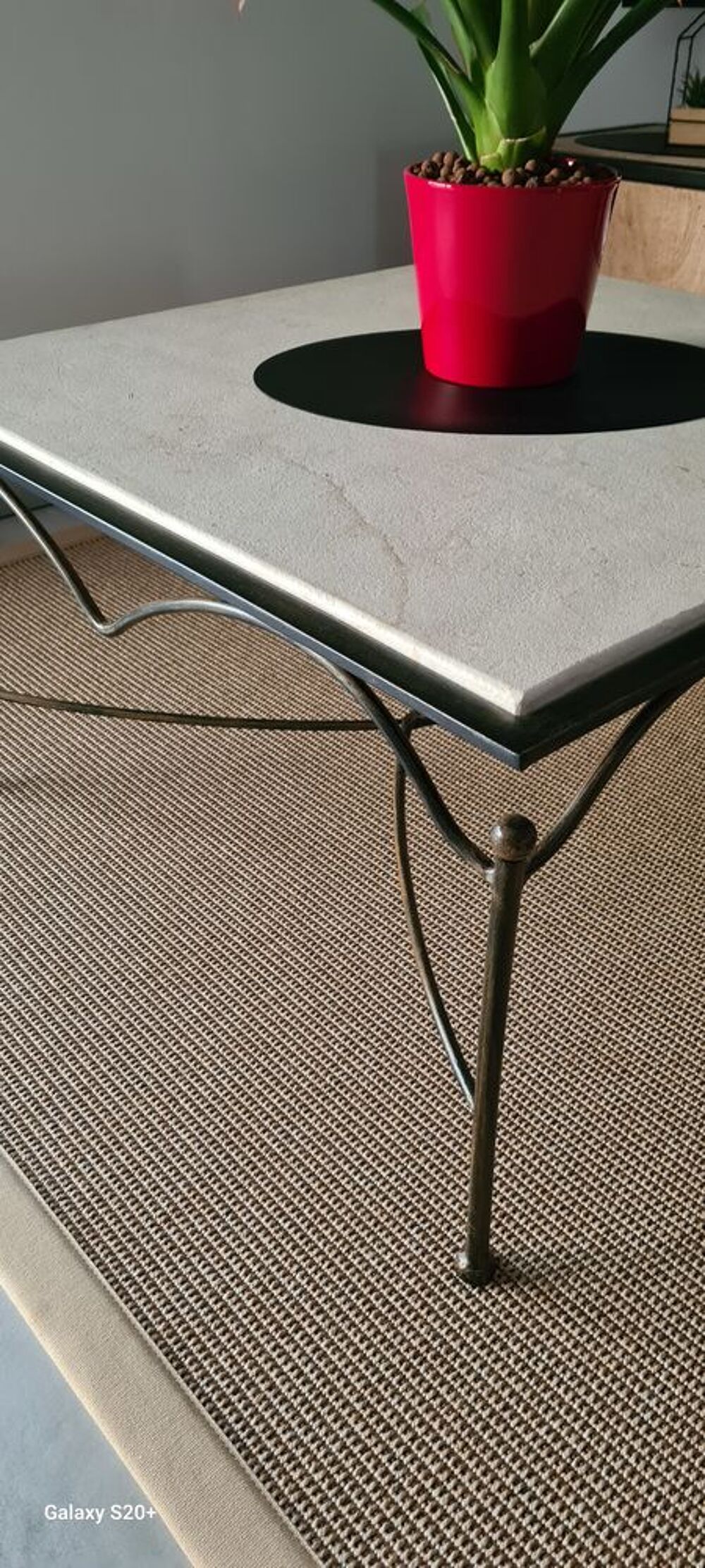Tr&egrave;s belle table basse pierre et fer forg&eacute;. Meubles