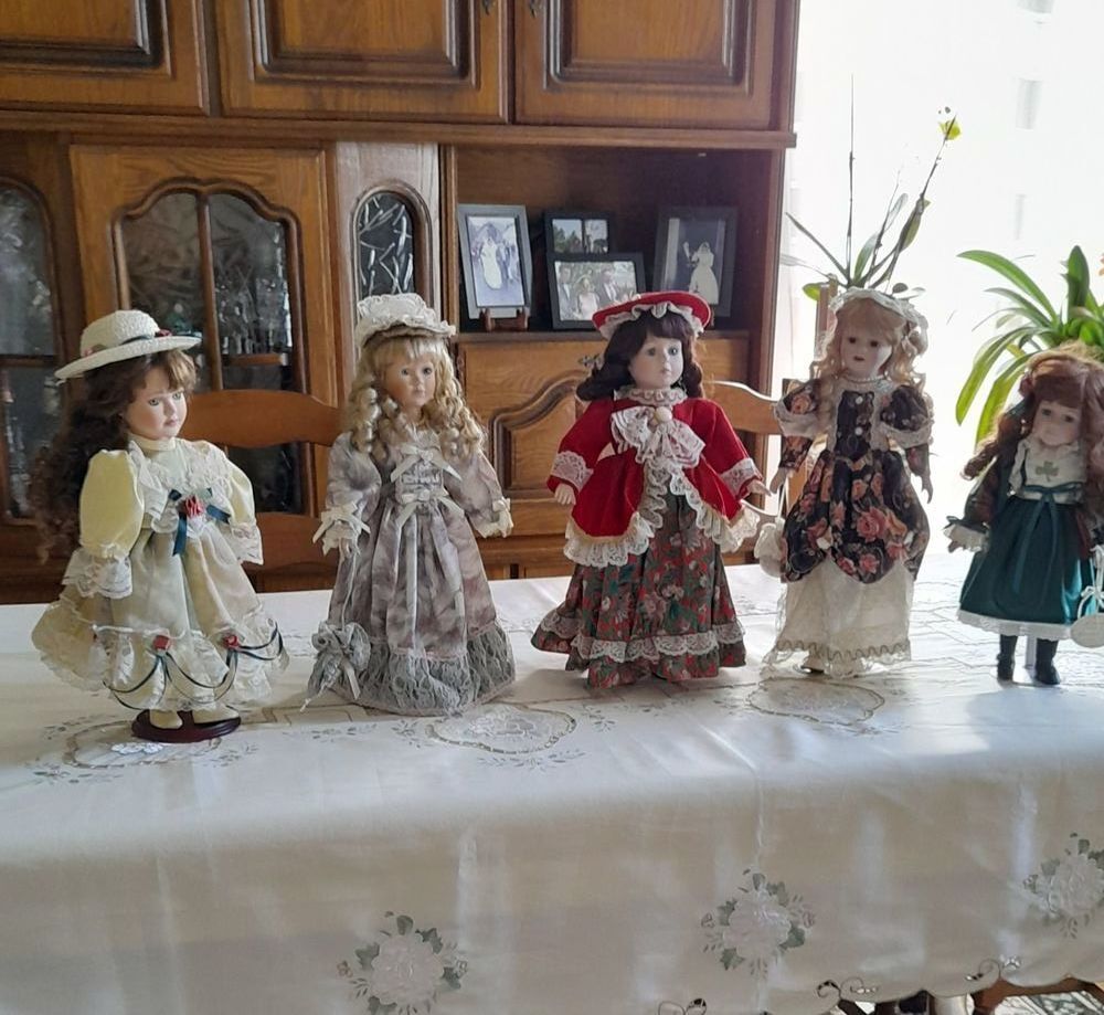 poup&eacute;es en porcelaine. 
