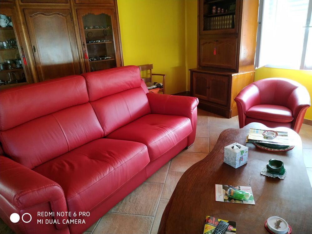 un canap&eacute; lit et deux fauteuils en cuir Meubles