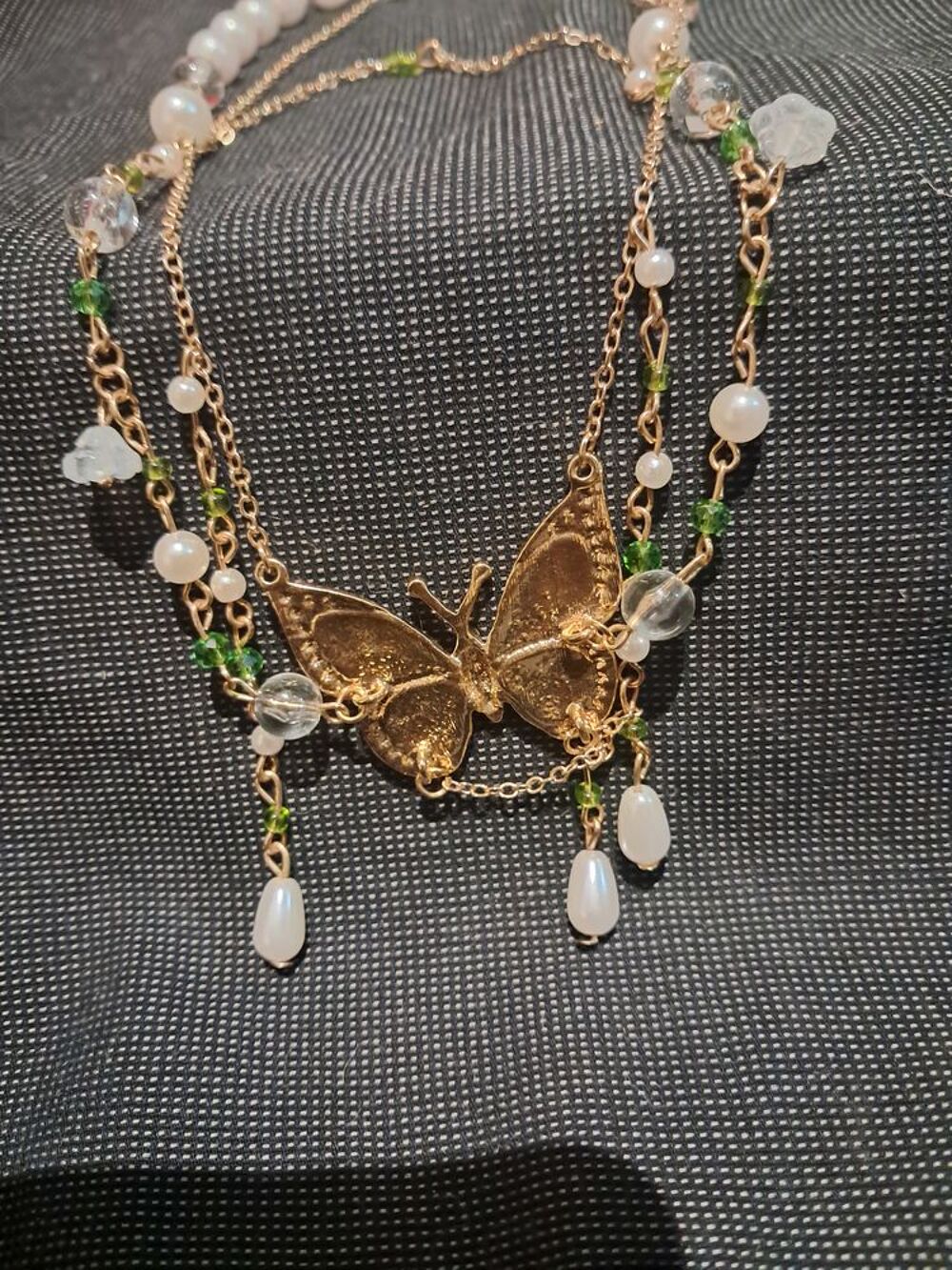 Somptueux bijoux fantaisie multi-chaine a pendentif papillon Bijoux et montres