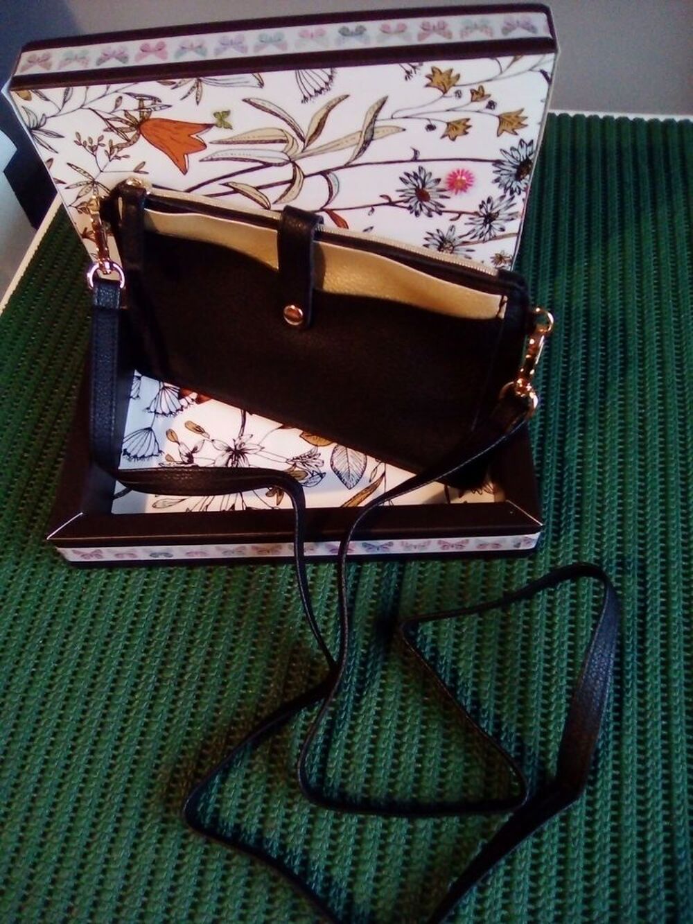 pochette simili noir et or bandouli&egrave;re - rouge Lanc&ocirc;me neuf Vêtements