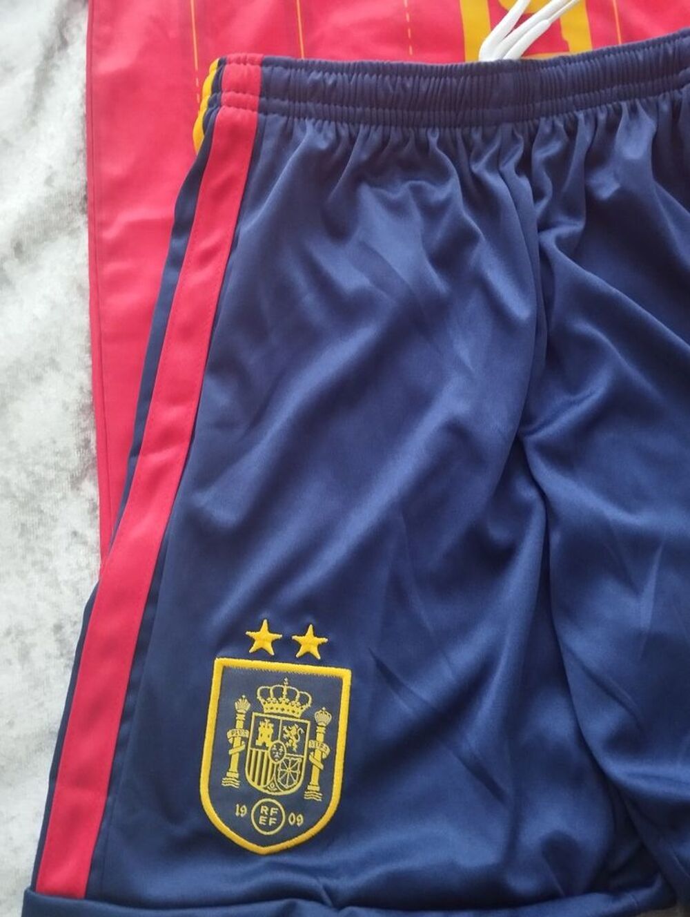 Nouveau short et maillot Espagne 2 &eacute;toiles enfant championne Sports