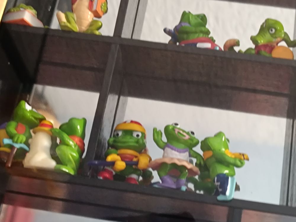 2 Vitrines pour chambre enfants
Avec figurines Décoration