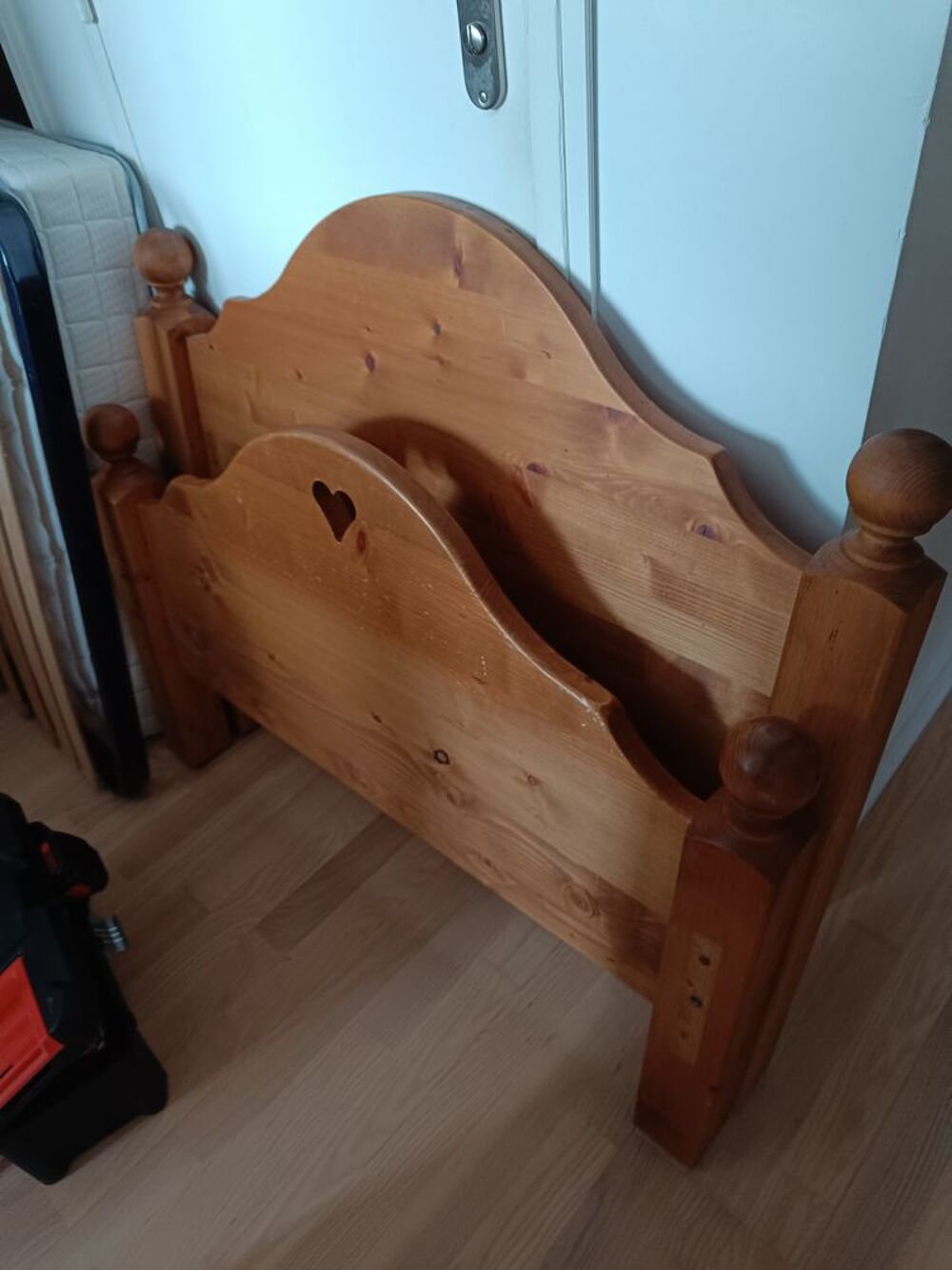 Lit enfant pin massif c?ur creus&eacute; Mobilier enfants