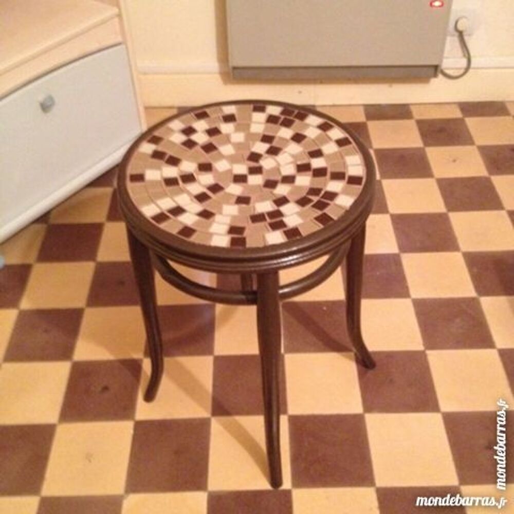 Tr&egrave;s joli tabouret ancien. Meubles