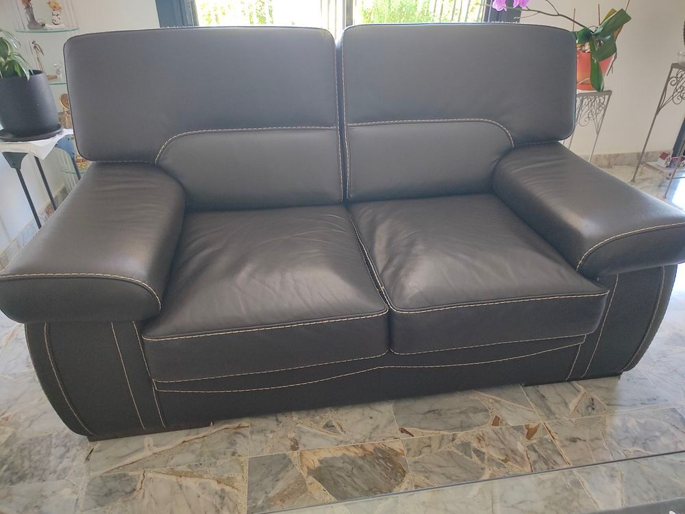 de deux canap&eacute;s en cuir moka, style Mobilier de France Meubles