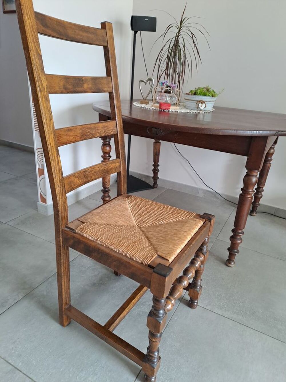 TABLE RONDE 1.30 m + 4 Chaises Meubles