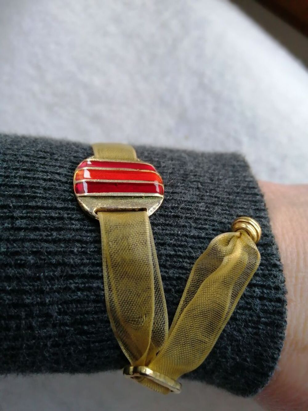 LOT DE 3 BRACELETS FANTAISIE AVEC TROUSSE "&nbsp;CLARINS&nbsp;" Bijoux et montres