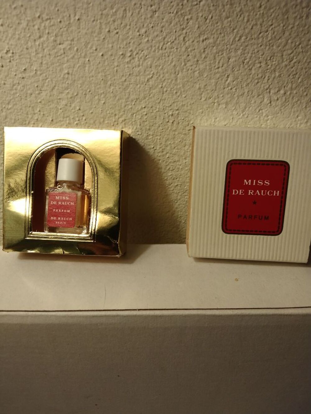Adorable ancienne miniature parfum Miss de Rauch . 