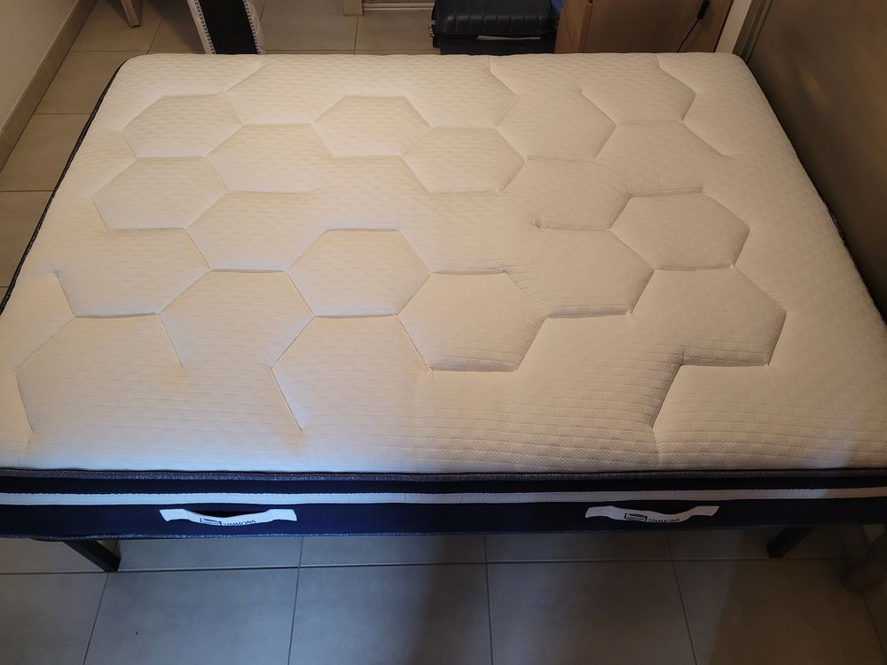 Matelas SIMMONS nuit fraiche 140x190 &eacute;tat neuf Meubles