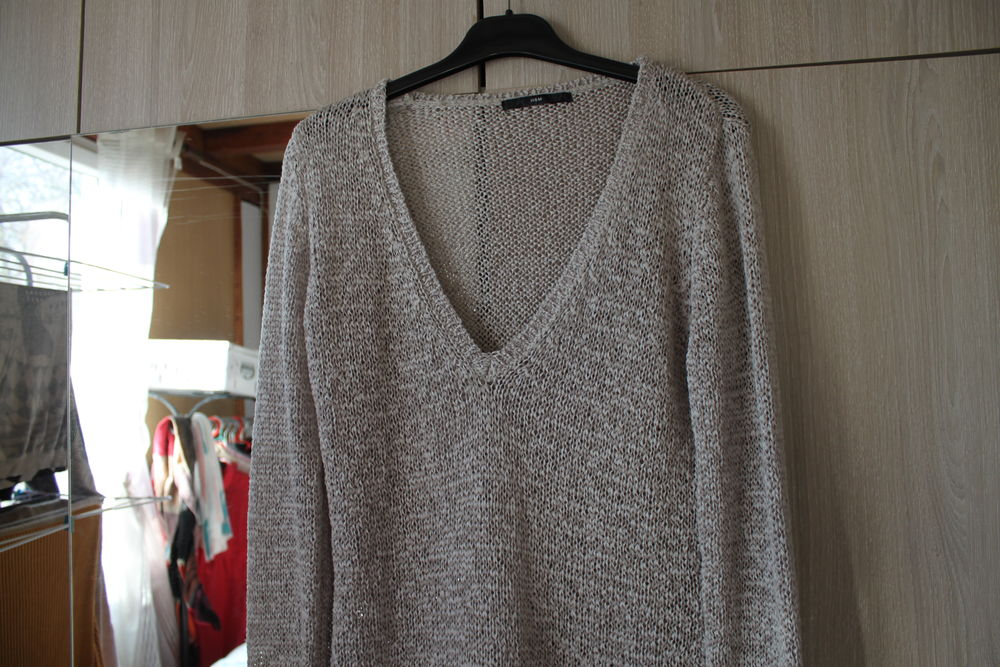 Pull long H&amp;M taille unique, col en v, couleur beige marron Vêtements