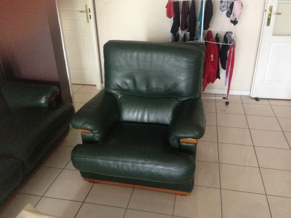 VENDS CANAPE ET 2 FAUTEUIL CUIR Meubles