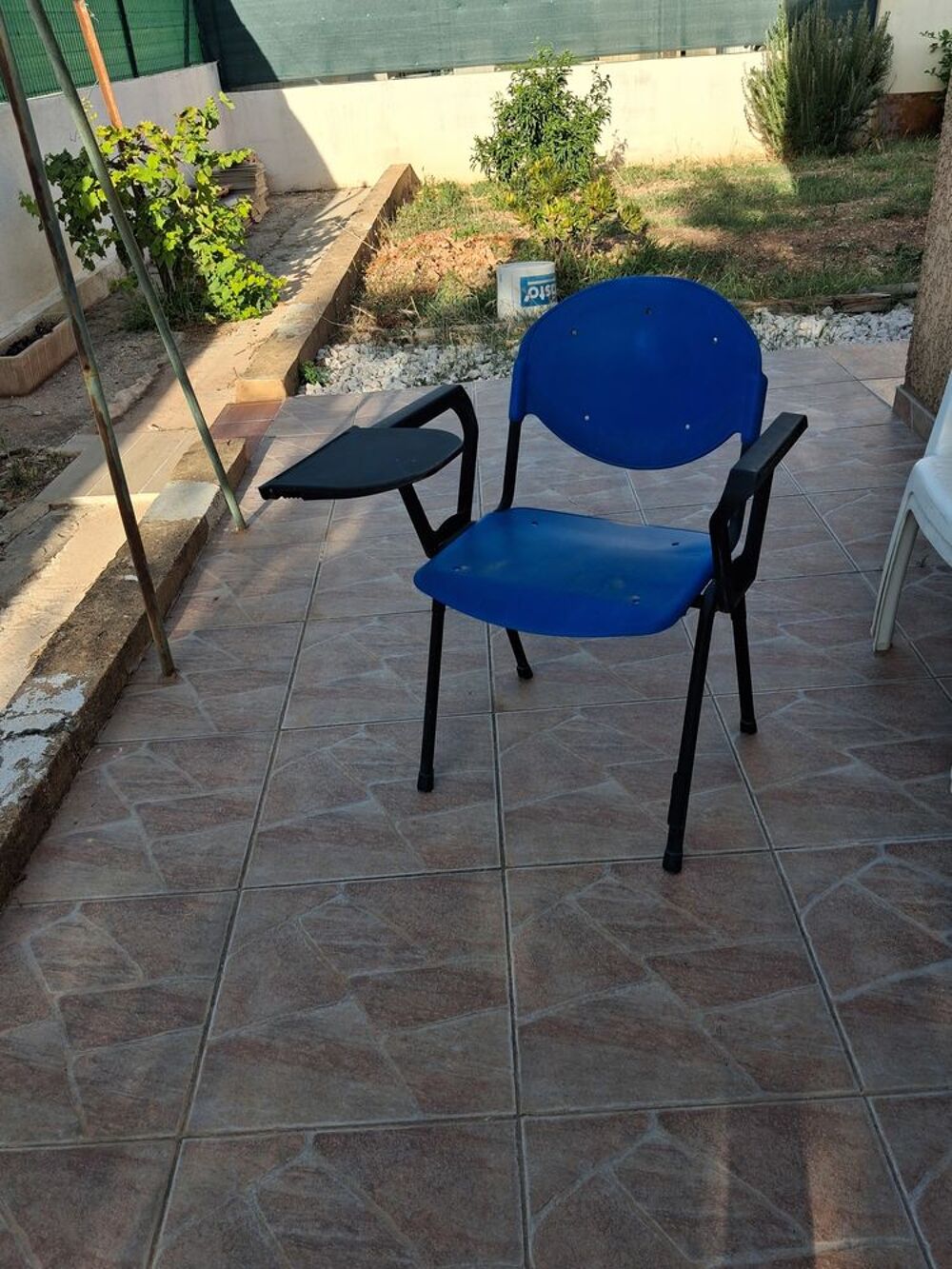 Chaises R&eacute;unions avec tablettes.
Meubles