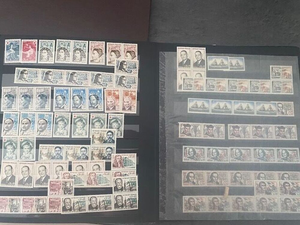 6 albums remplis de timbres divers 