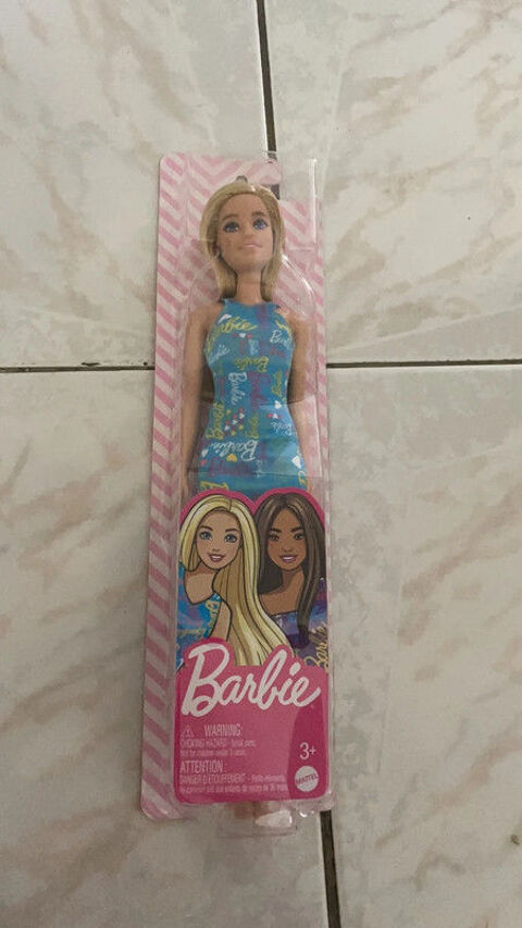 Poupee barbie avec robe barbie bleu 9 Maureilhan (34)
