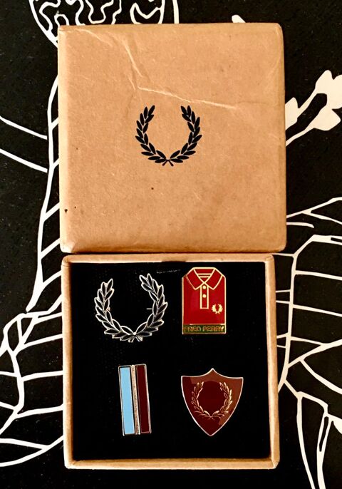 Pin's Fred Perry Neufs authentiques ; Épinglettes, Badges 28 Merville (31)