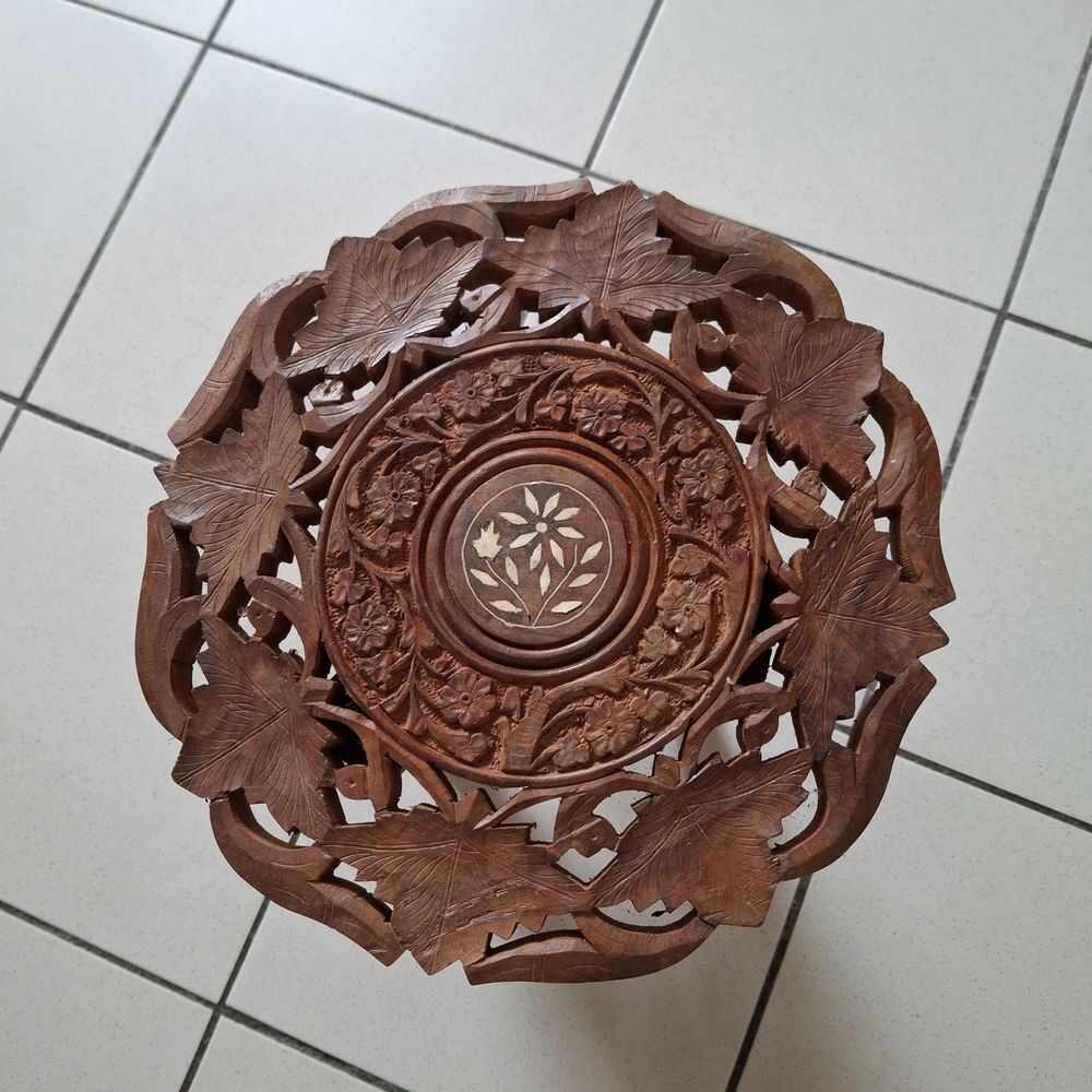 Petite table en bois sculpt&eacute; Meubles