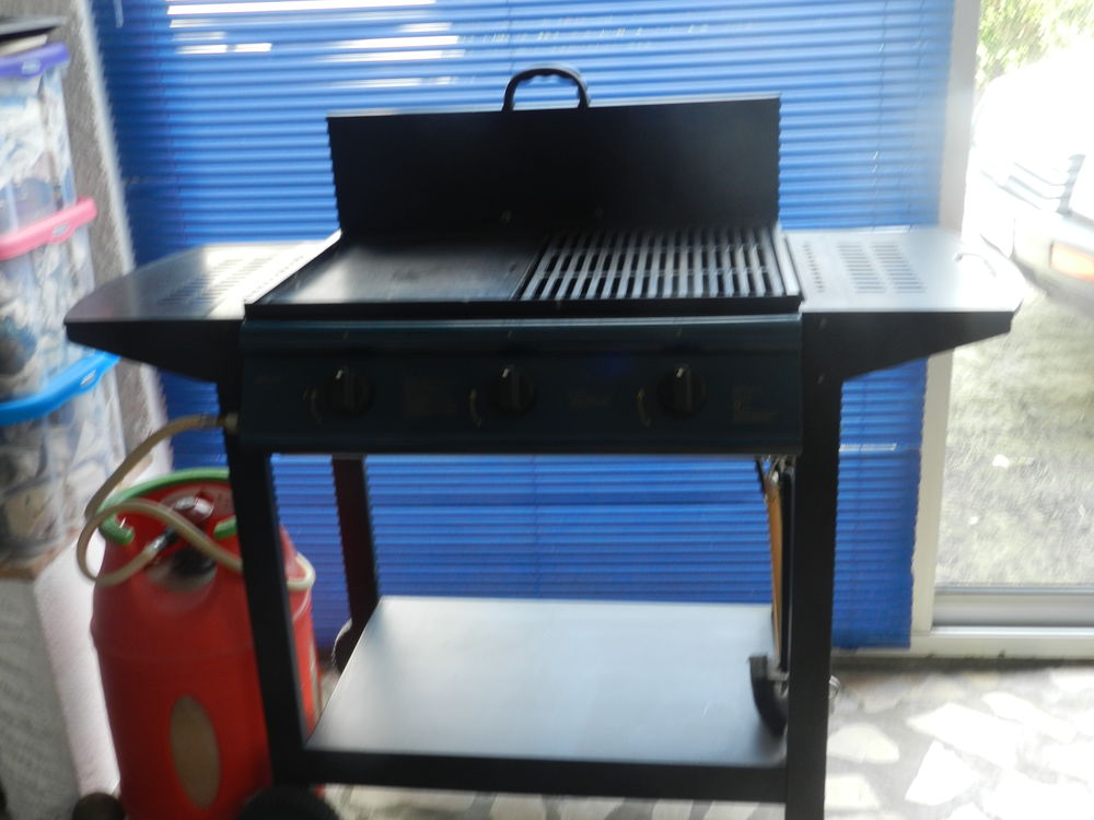 Barbecue avec plancha et une bouteille. Electromnager