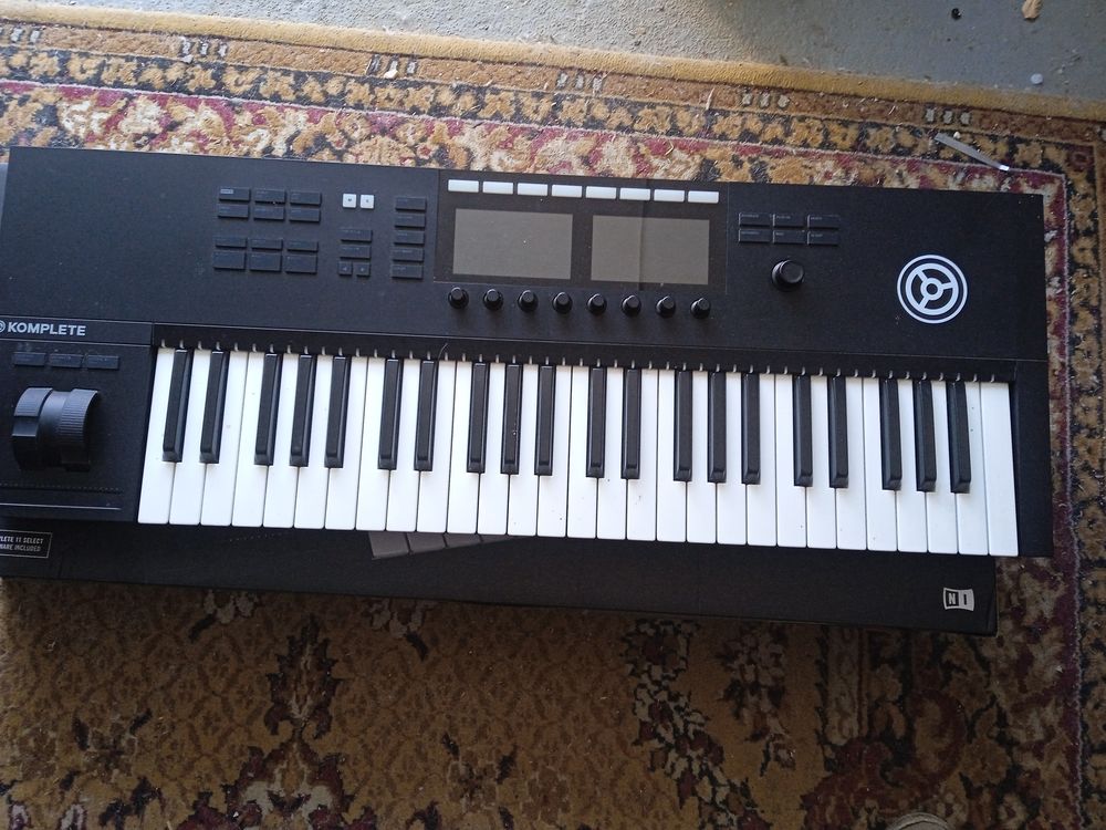 KOMPLETE KONTROL S49 
A Vendre jamais Servi Instruments de musique