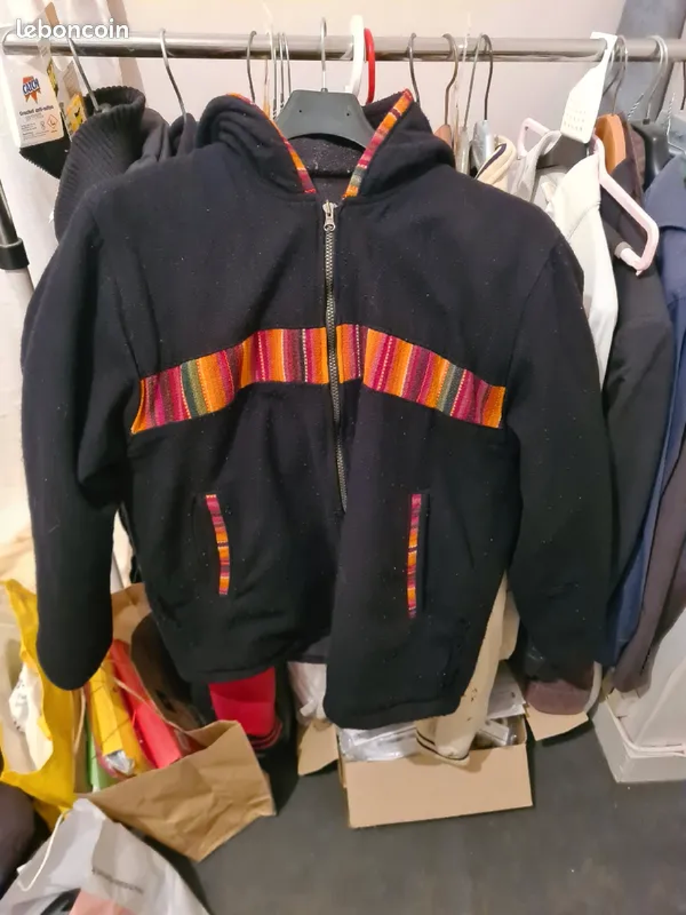 Pull p&eacute;ruvien noir M/L avec capuche Vêtements