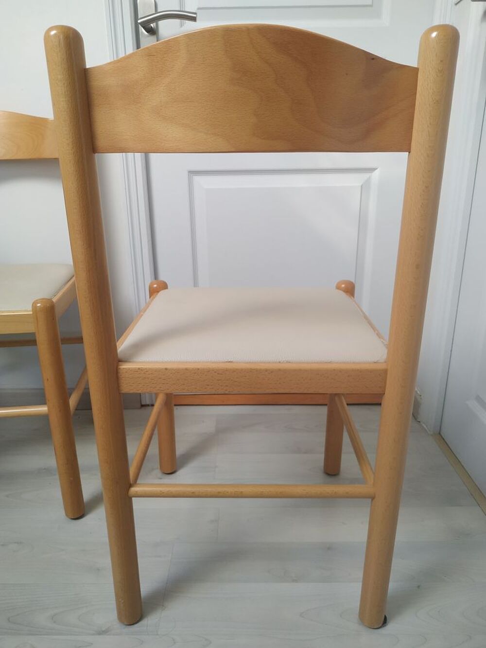 2 chaises en bois, Bon &eacute;tat Meubles