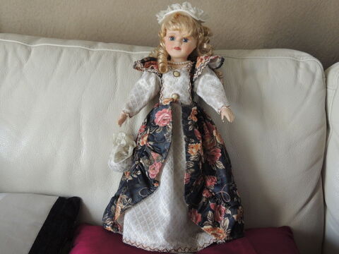 Belle poupée de collection en porcelaine 14 Le Mée-sur-Seine (77)