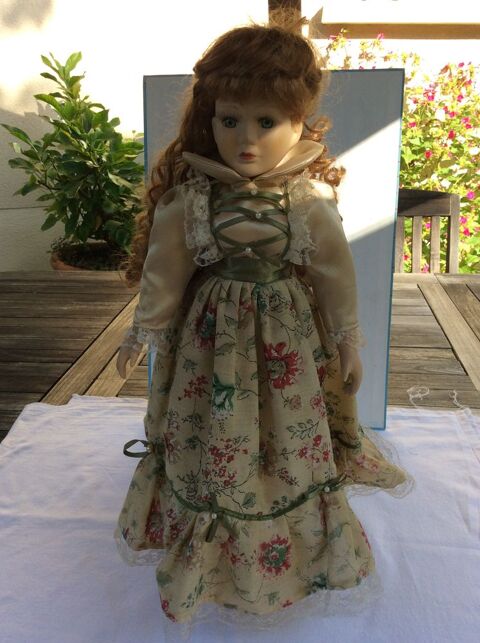 Poup�e d�corative corps tissu t�te mains porcelaine socle 20 Gif-sur-Yvette (91)