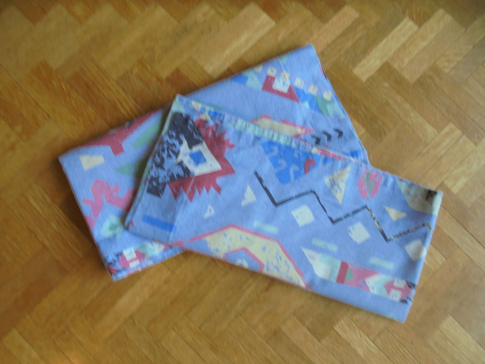 Parure motifs g&eacute;om&eacute;triques sur fond bleu Décoration