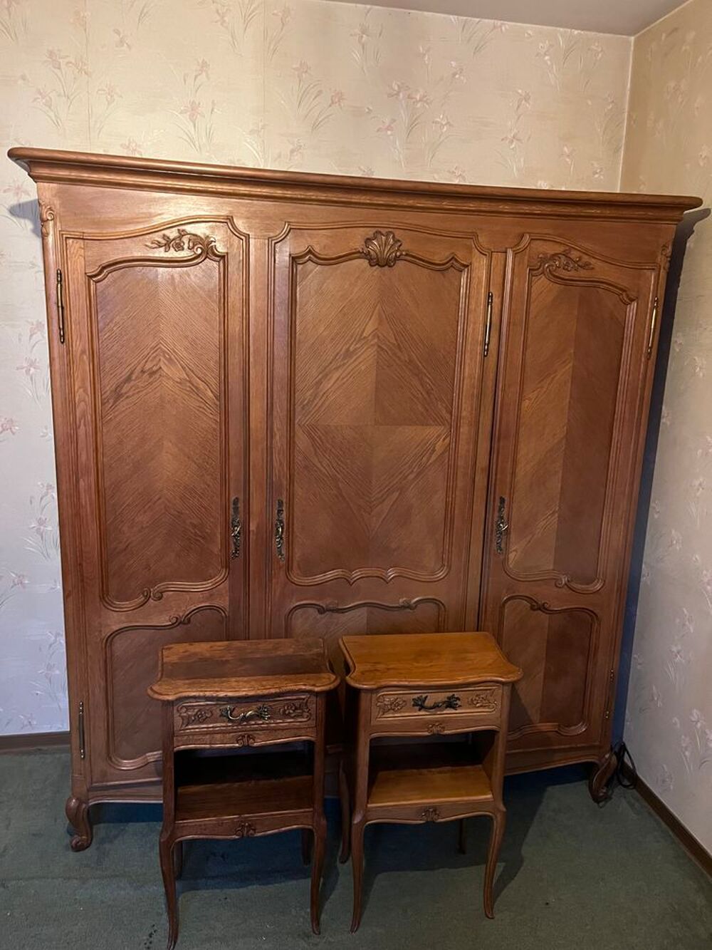 Armoire et 2 tables de chevet en bon &eacute;tat, bois massif. Meubles