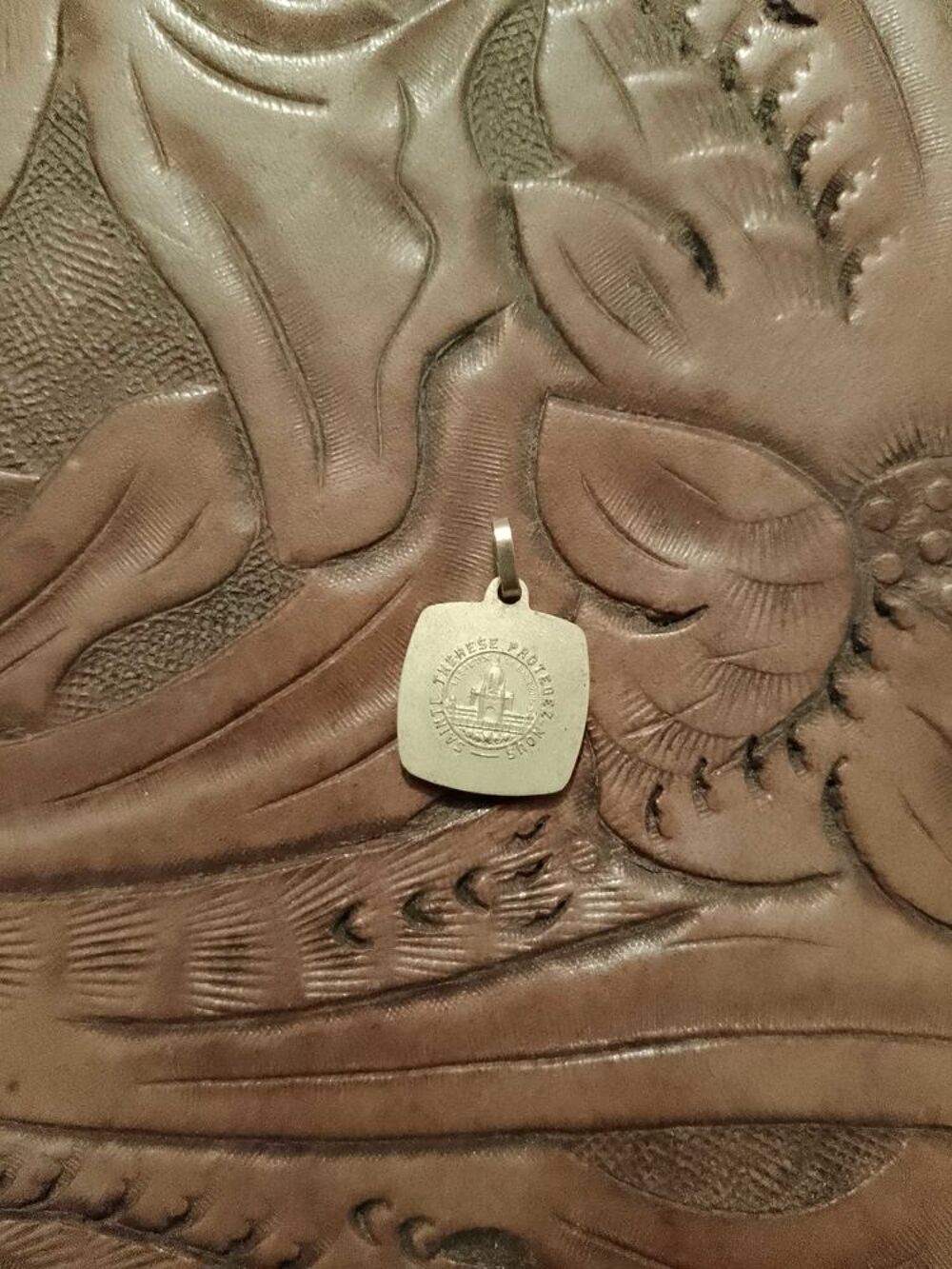 pendentif en m&eacute;tal argent&eacute; et dor&eacute; de sainte Th&eacute;r&egrave;se vintage ann&eacute;es 80. Bijoux et montres