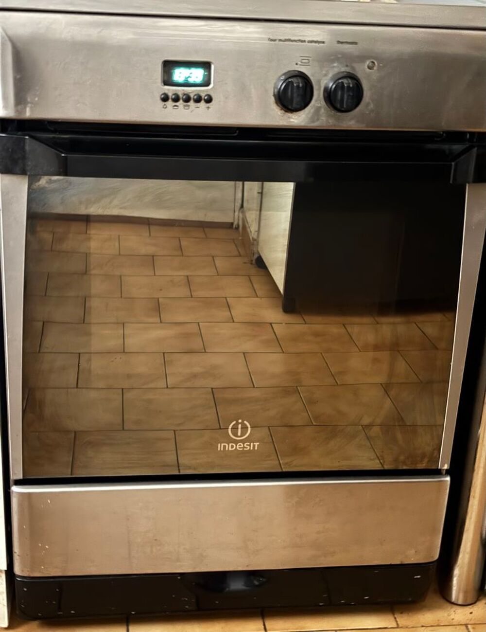 Four INDESIT avec plaques &agrave; induction Electroménager