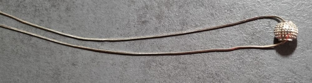 Une cha&icirc;ne et son charm. Fantaisie Bijoux et montres