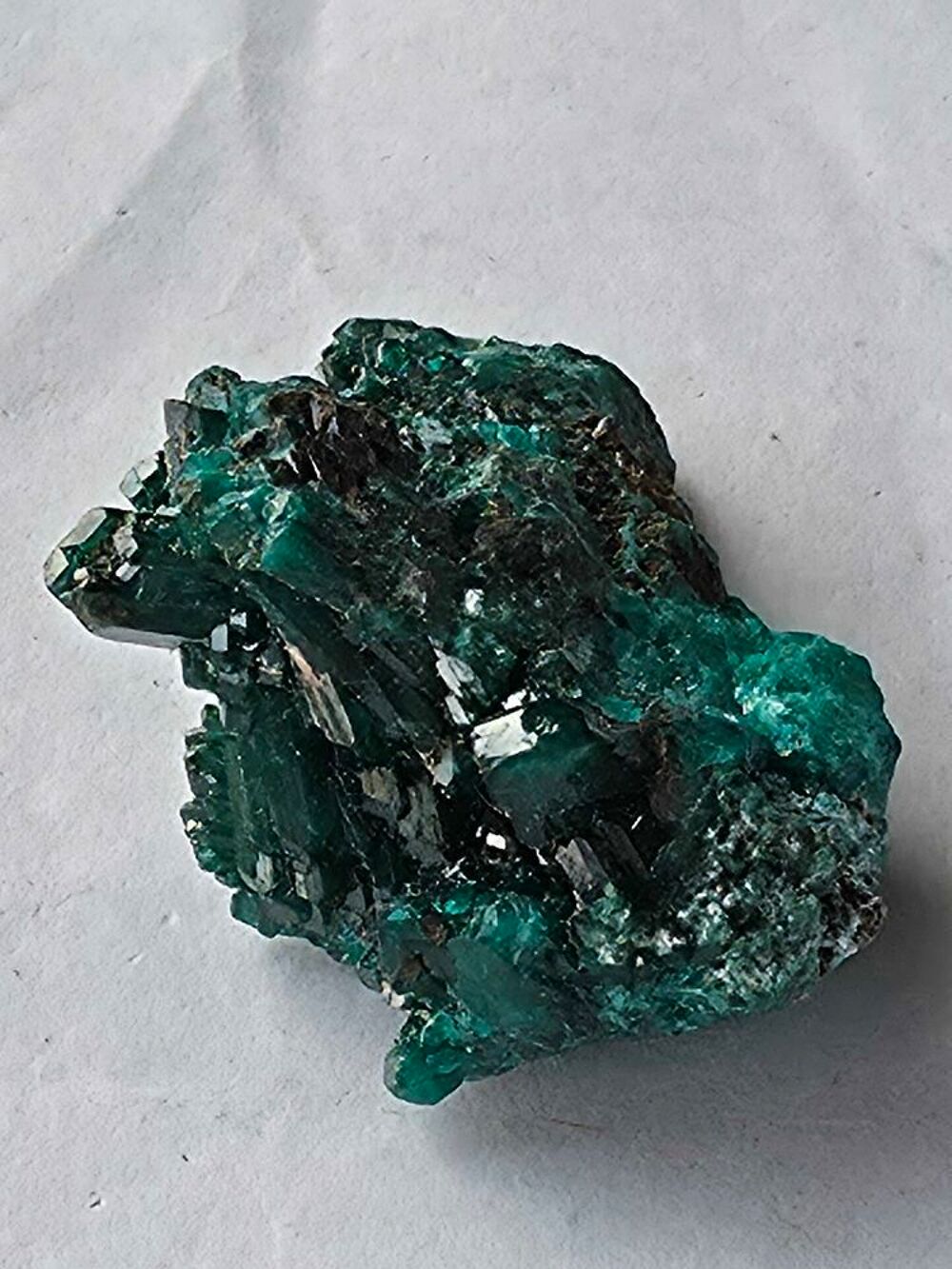 Pierre Dioptase du Katanga, vert &eacute;meraude brillant 