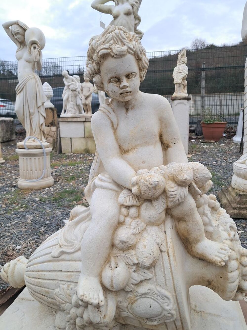 Statue enfant sur coupe, en pierre reconstitu&eacute;e Décoration