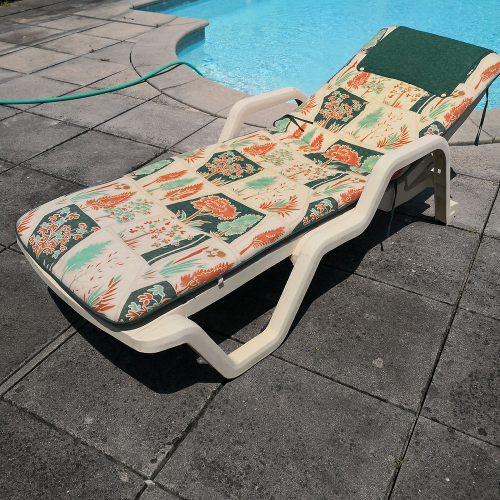 tr&egrave;s confortable lit de piscine et matelas en excellent &eacute;tat Jardin