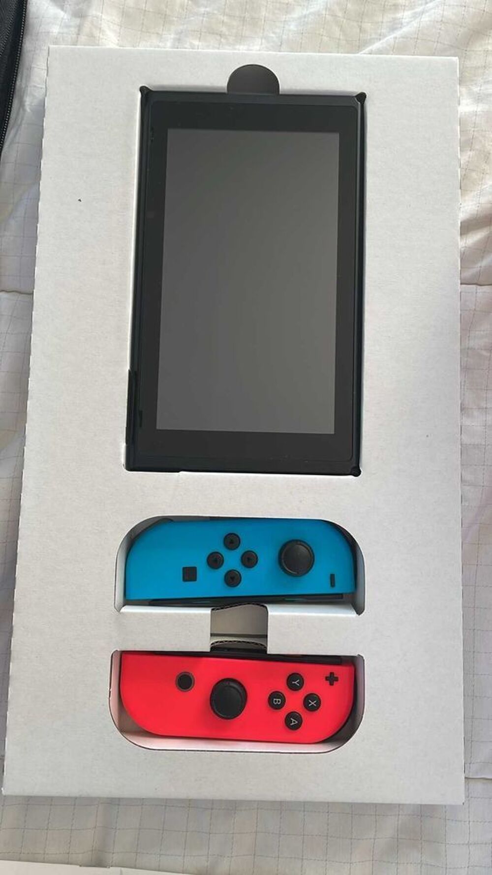 Nintendo switch avec Mario kart et 2 autre jeux et une mannete Consoles et jeux vidéos