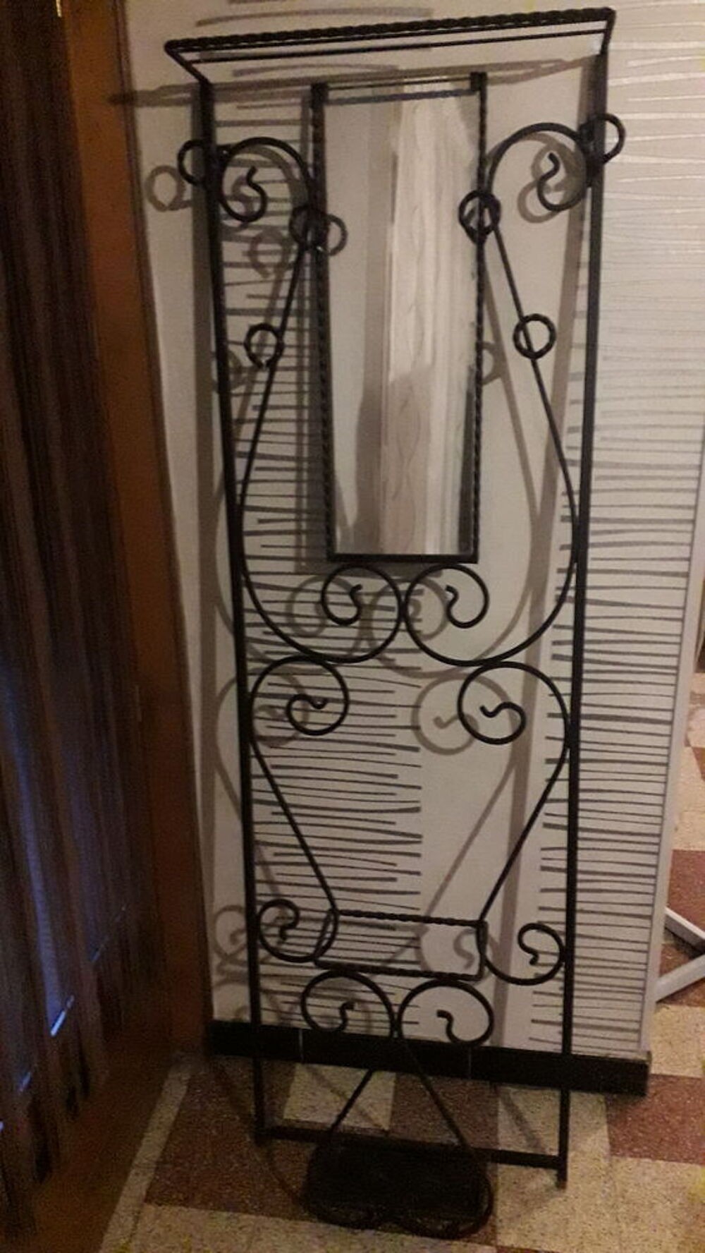 Porte-manteau/miroir fer forg&eacute; 1950. Décoration