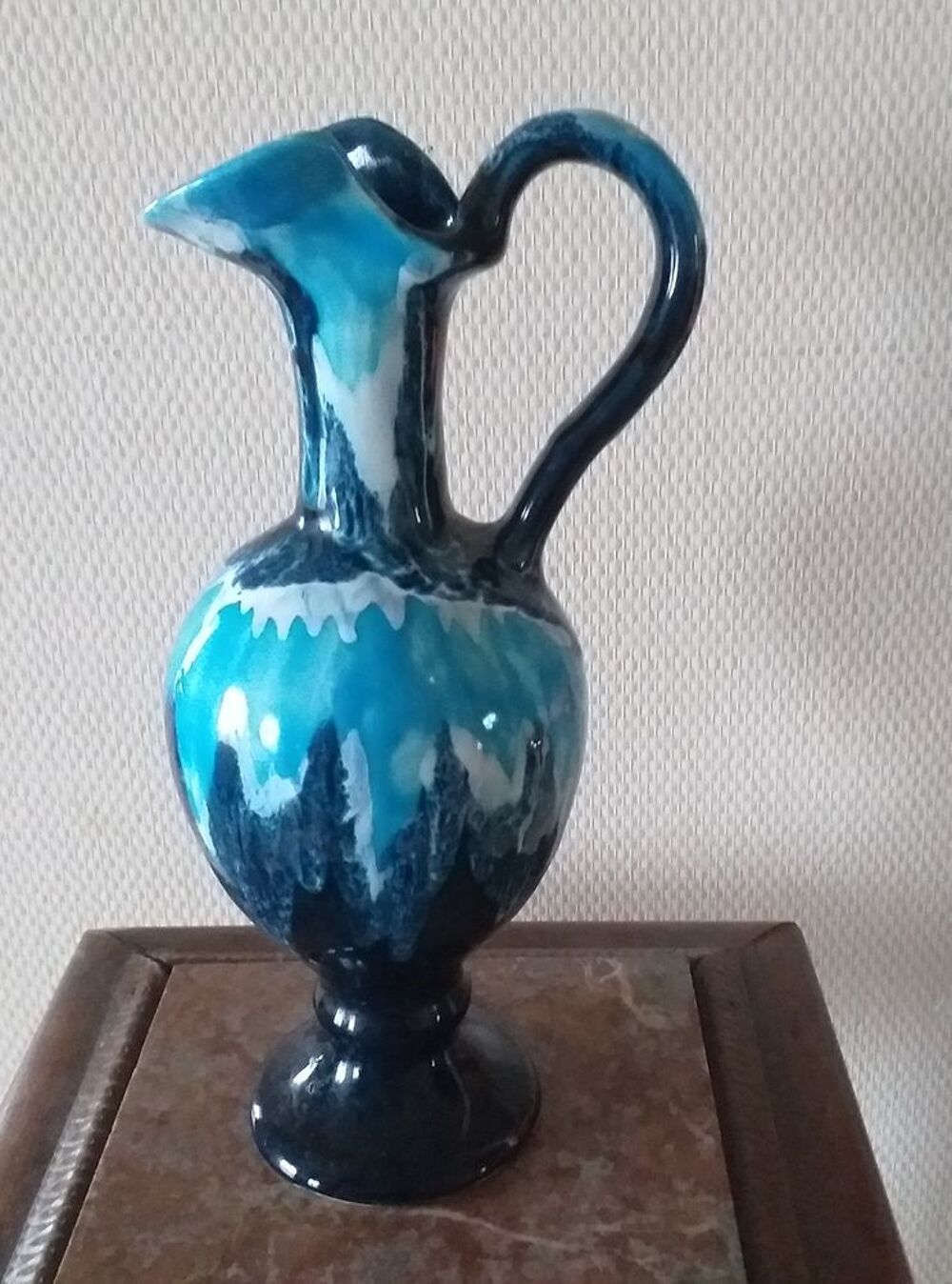 Aigui&egrave;re / soliflore / vase estampill&eacute;e VALLAURIS Hauteur 27.5 cm, coloris bleu Décoration