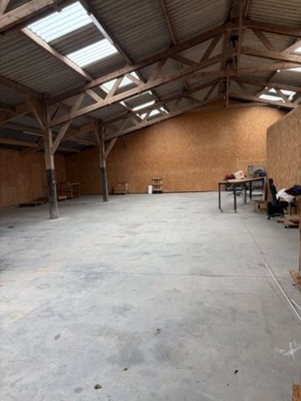 Location Atelier BATIMENT 350 m² SUR TERRAIN clôturé 1200 m² Billé