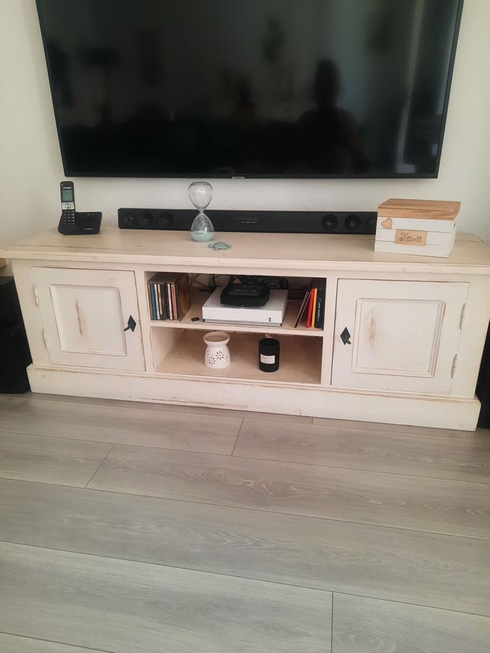 Meuble t&eacute;l&eacute; en bois blanc vieilli Meubles