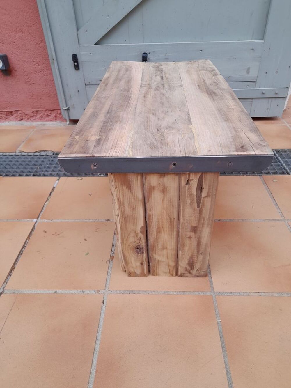 1 table basse brutaliste Meubles