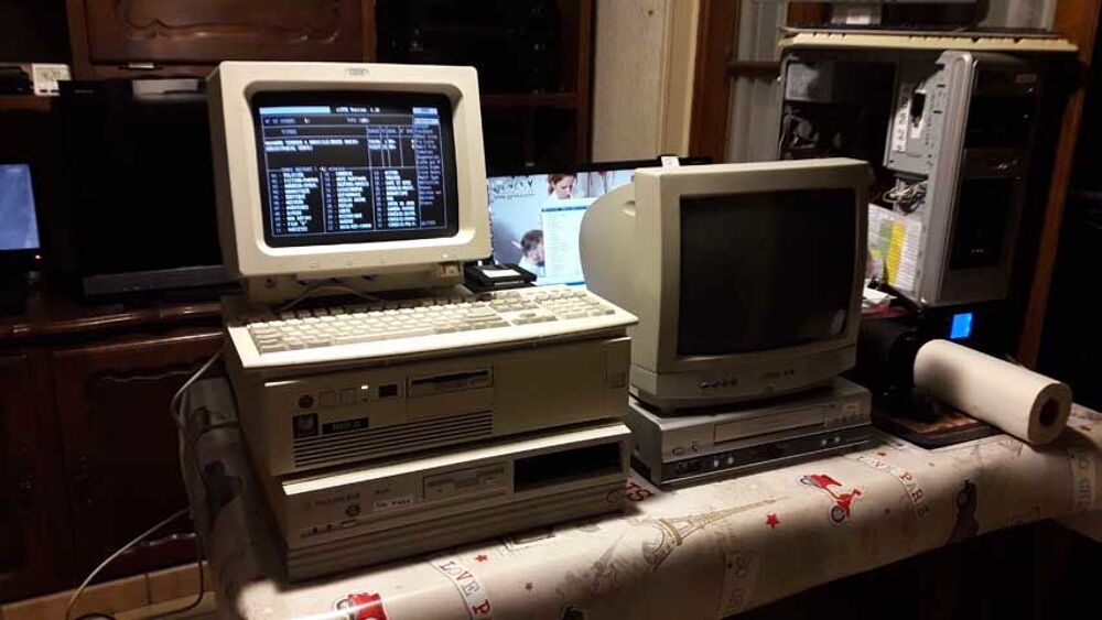 K7 VHS avec films t&eacute;l&eacute; et autres. 