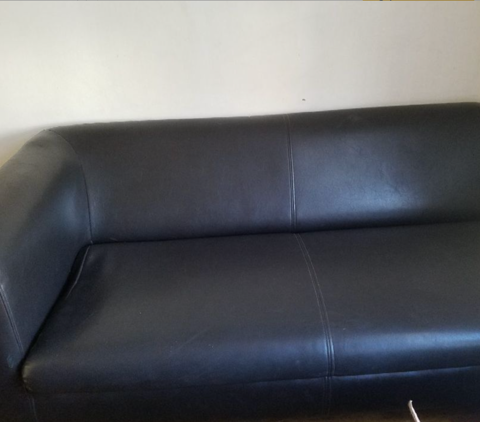 Canap semi-cuir noir en trs bon tat trs classe
100 Bobigny (93)