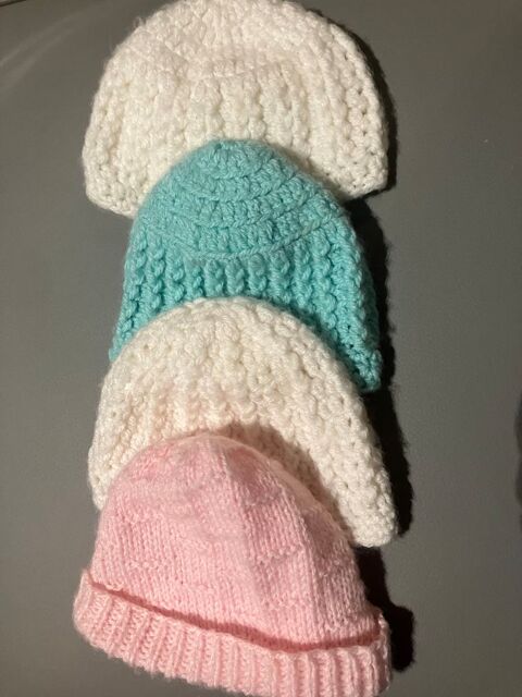 lot de 4 bonnets faits  la main taille 3,6 et 9 mois 8 Brmnil (54)