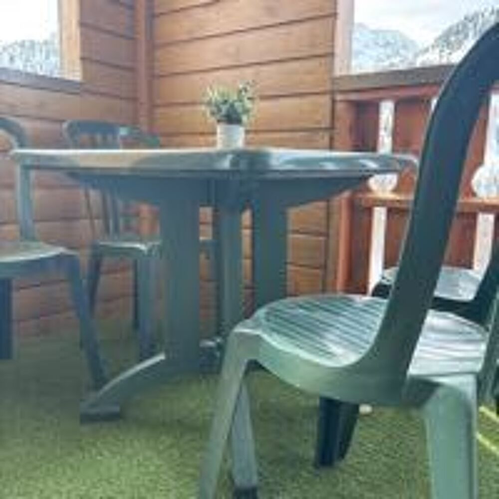 Table de jardin et ses 4 chaises assorties Meubles