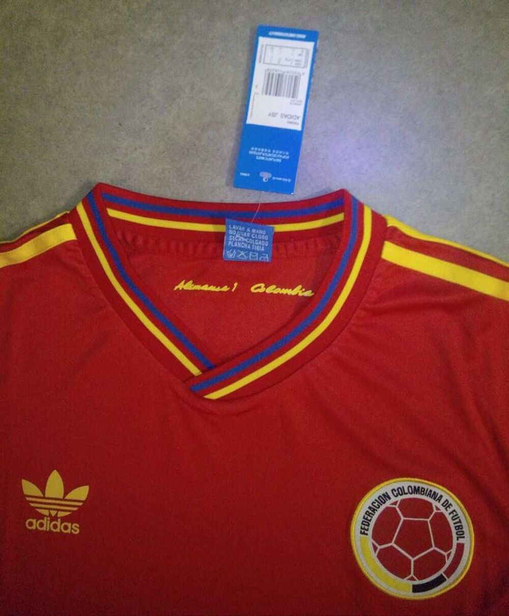 2 tee-shirt polo football neuf, taille L, jamais port&eacute;. 
Sur Amiens Rivery. 
Pas d'envoi. 
15 € pi&egrave;ce.
C'est disponible Vêtements