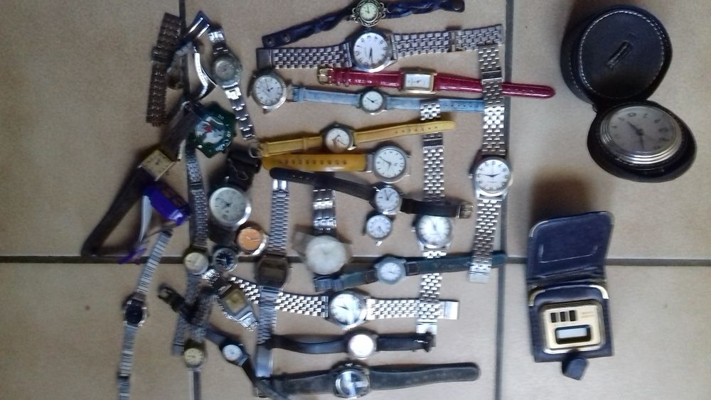 LOT de 30 MONTRES Bijoux et montres