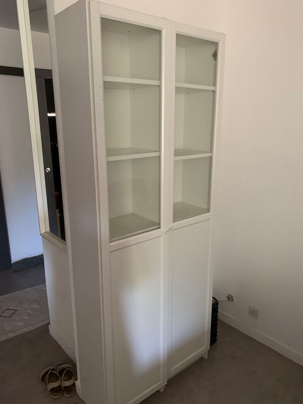 Deux colonnes biblioth&egrave;ques IKEA avec portes vitr&eacute;es Meubles