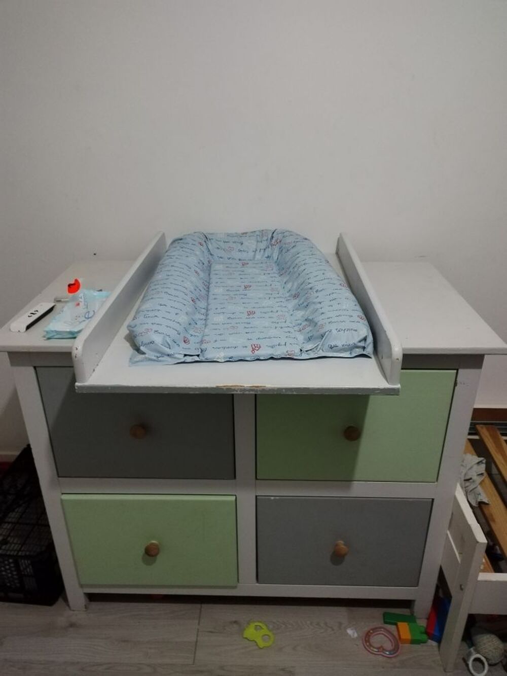 meuble de rangement qui fait aussi table a langer Puériculture