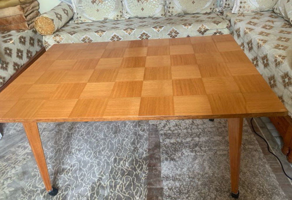 table en damier Meubles